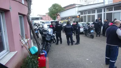 Dedikoduları duydu, eski iş yerini bastı. 2'si ağır 4 yaralı