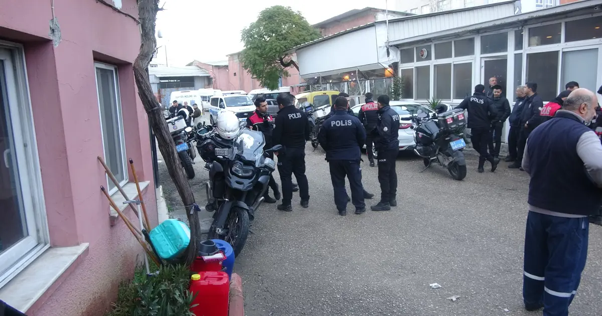 Dedikoduları duydu, eski iş yerini bastı. 2'si ağır 4 yaralı