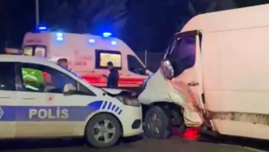 Devriyedeki polis ekibi kaza yaptı. 3 yaralı