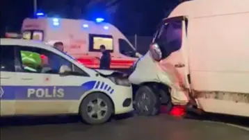 Sultanbeyli’de polis aracı ile otomobil çarpıştı: 3 yaralı