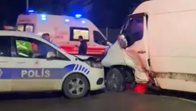 Sultanbeyli’de polis aracı ile otomobil çarpıştı: 3 yaralı