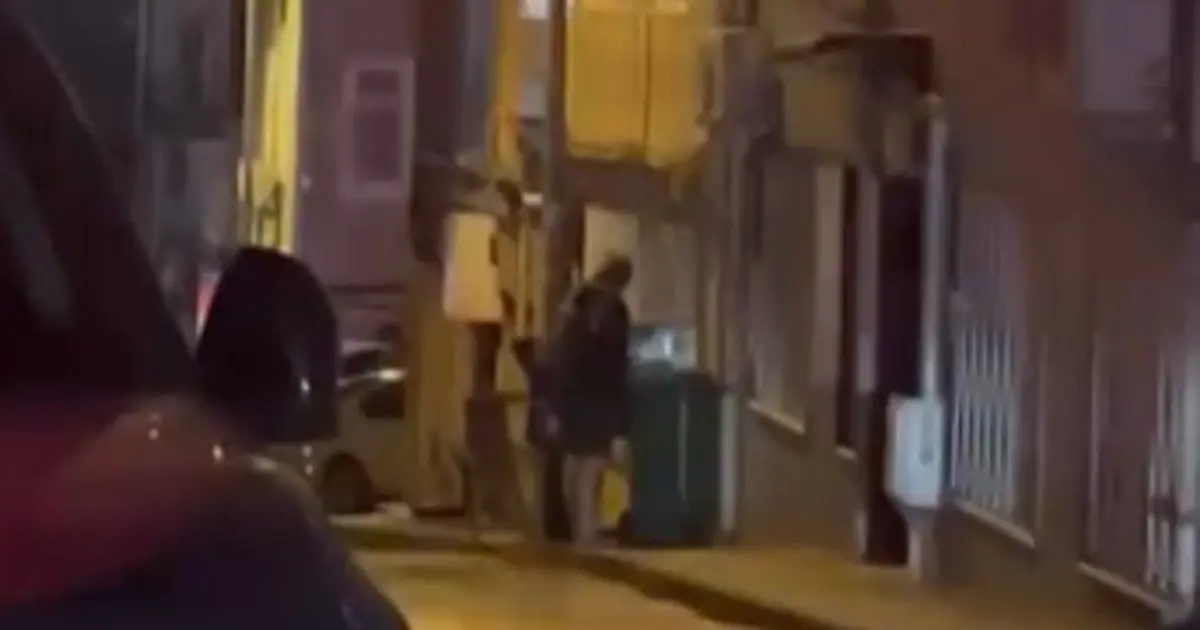 Komşuların çöp bidonu tartışması kameraya yansıdı