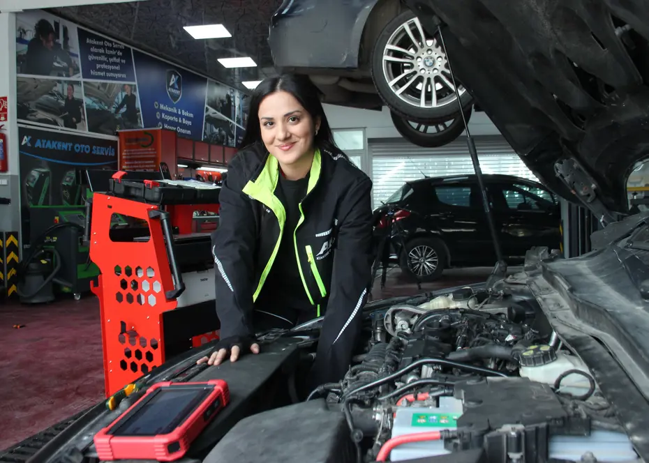 3 üniversite bitirdi. 