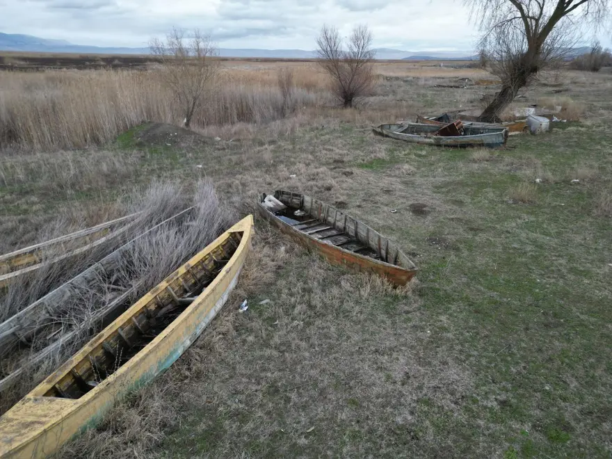 Türkiye'nin en büyük göllerinden. Kritik eşik aşıldı, simge kayıklar toprağa hapsoldu 2