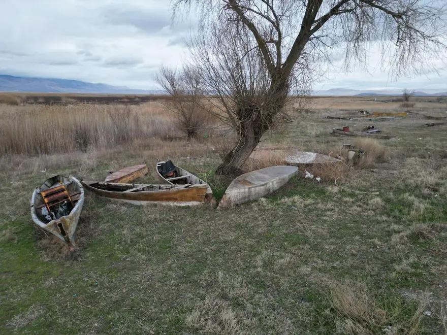 Türkiye'nin en büyük göllerinden. Kritik eşik aşıldı, simge kayıklar toprağa hapsoldu 1