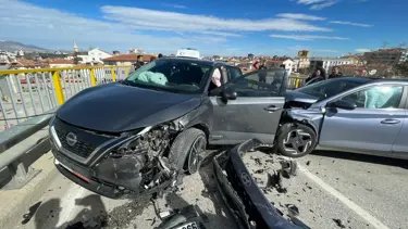 2 araç kafa kafaya çarpıştı. Sürücü "Ben buraların yabancısıyım bilmiyordum" açıklaması yaptı