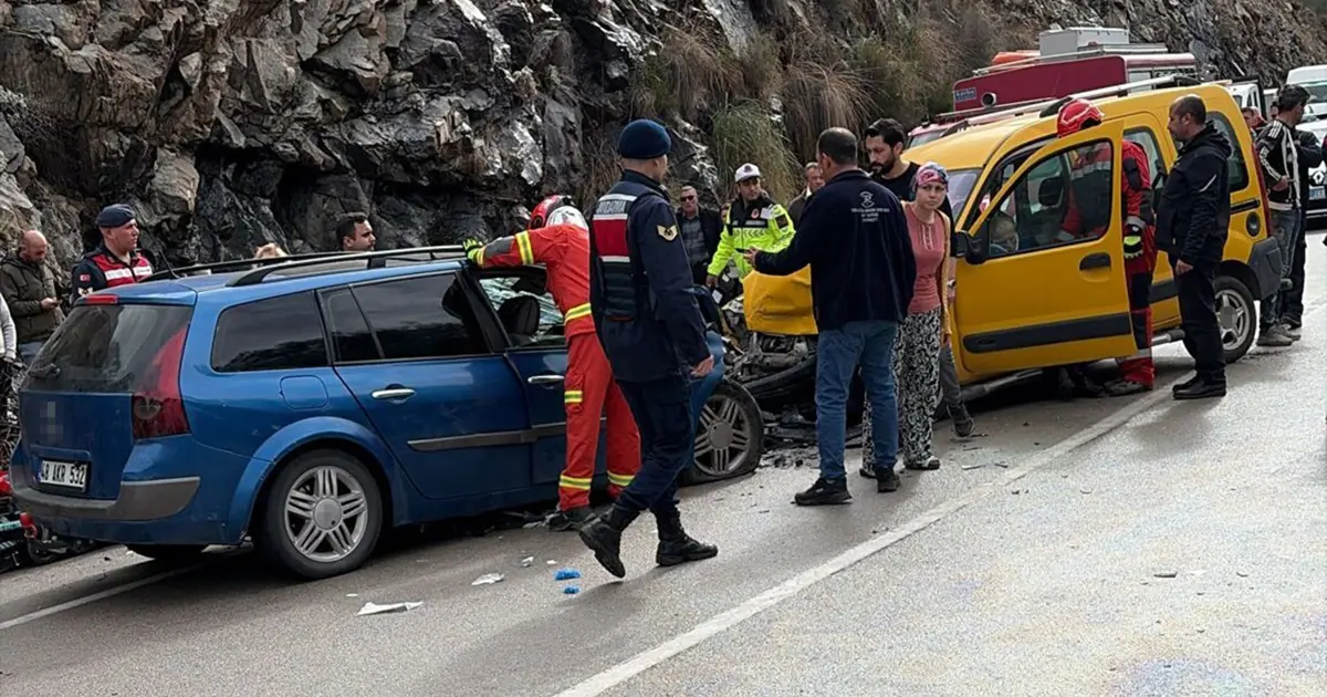 Araçlar kafa kafaya çarpıştı. Babaanne ve 3 yaşındaki torunu öldü