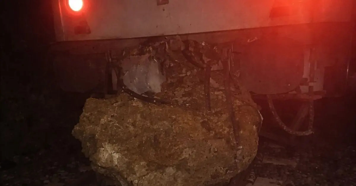 Düşen kaya treni raydan çıkardı, yolcular otobüslerle nakledildi