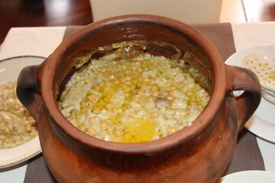 Dünyanın en uzun pişen yemeği. Krallar için kutsaldı, günün 3 öğünü yeniyor 4