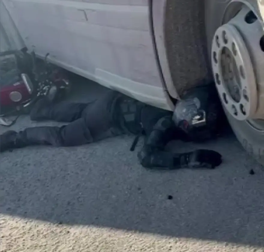 Sürüklenerek TIR'ın altına sıkıştı. Yaşadığı mucizeyi anlattı: Asfaltla burun burunaydım   1