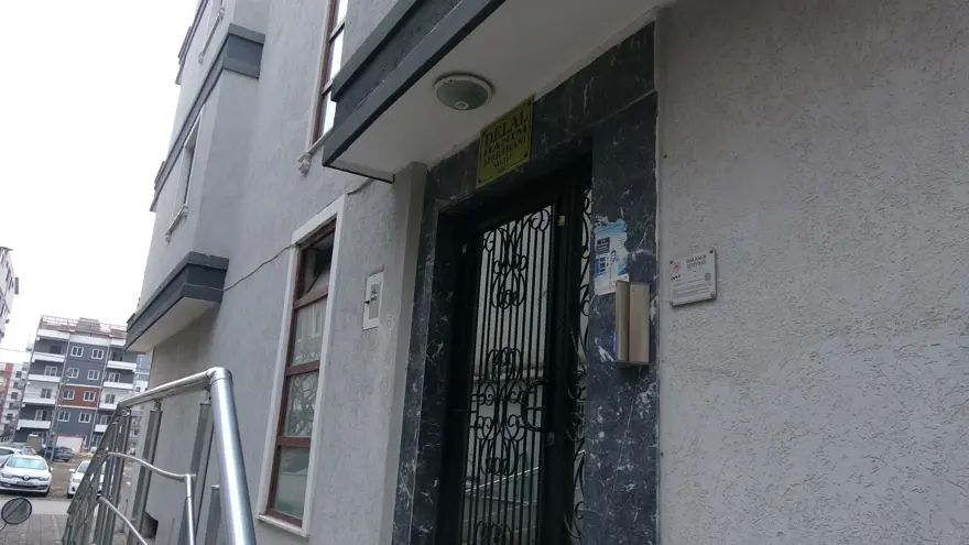 Aylarca araştırdılar, kamera kayıtlarında ortaya çıktı. Apartmandaki idrar kokusunda kurye gözaltında  4