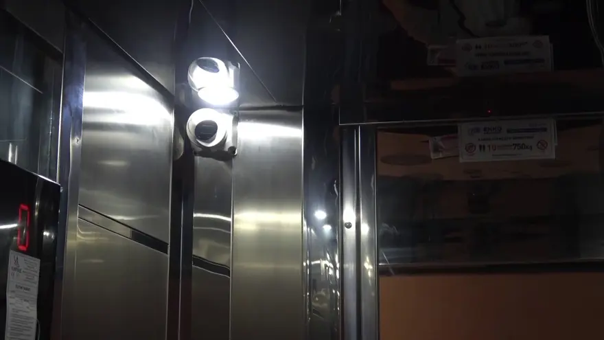 Aylarca araştırdılar, kamera kayıtlarında ortaya çıktı. Apartmandaki idrar kokusunda kurye gözaltında  