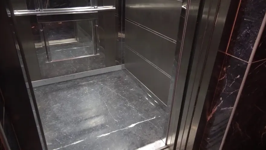 Aylarca araştırdılar, kamera kayıtlarında ortaya çıktı. Apartmandaki idrar kokusunda kurye gözaltında  1