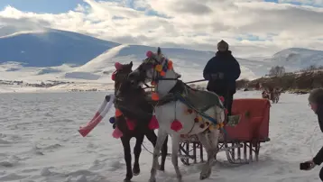 Halay çektiler, atlı kızakla gezdiler. Çıldır Gölü tamamen dondu
