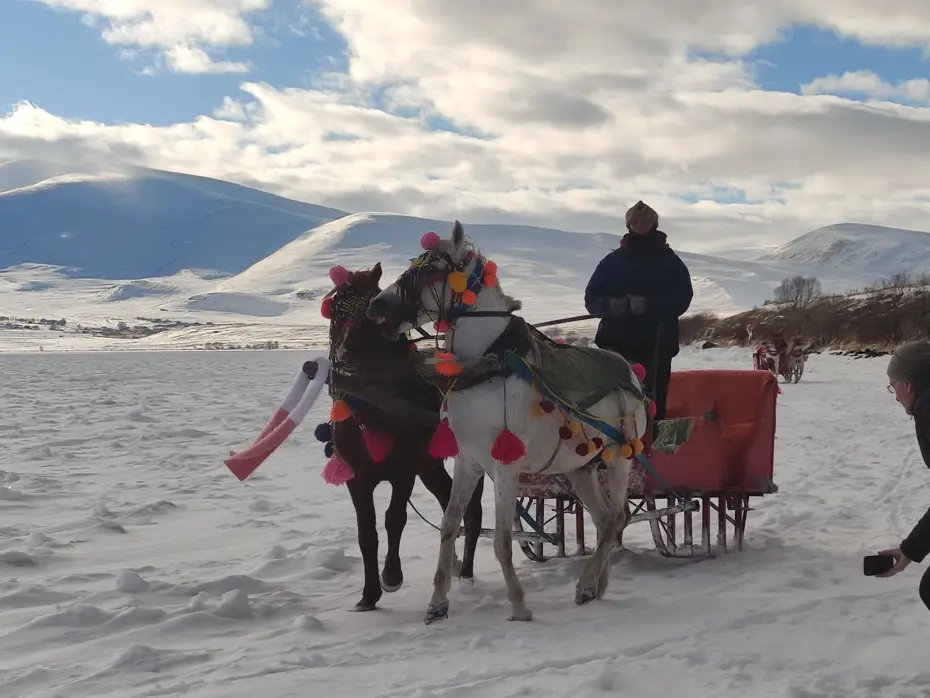 Halay çektiler, atlı kızakla gezdiler. Çıldır Gölü tamamen dondu