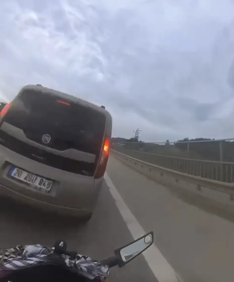 Bursa'da 113 kilometre hızla giden motosikletli çarptığı araca girdi
