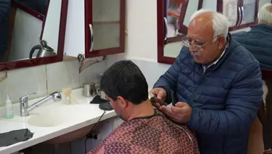 Depremde yıkıldı, kendi elleriyle onardı. 50 yıldır mesleğini azimle sürdürüyor