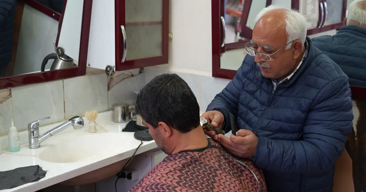 Depremde yıkıldı, kendi elleriyle onardı. 50 yıldır mesleğini azimle sürdürüyor