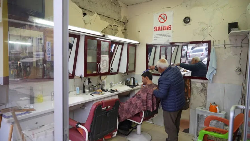 ENKAZLARIN ARASINDA BERBER DÜKKANI 