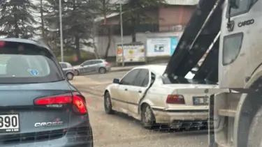 Ucuz atlatıldı. Kamyondaki demirler önündeki araca ok gibi saplandı