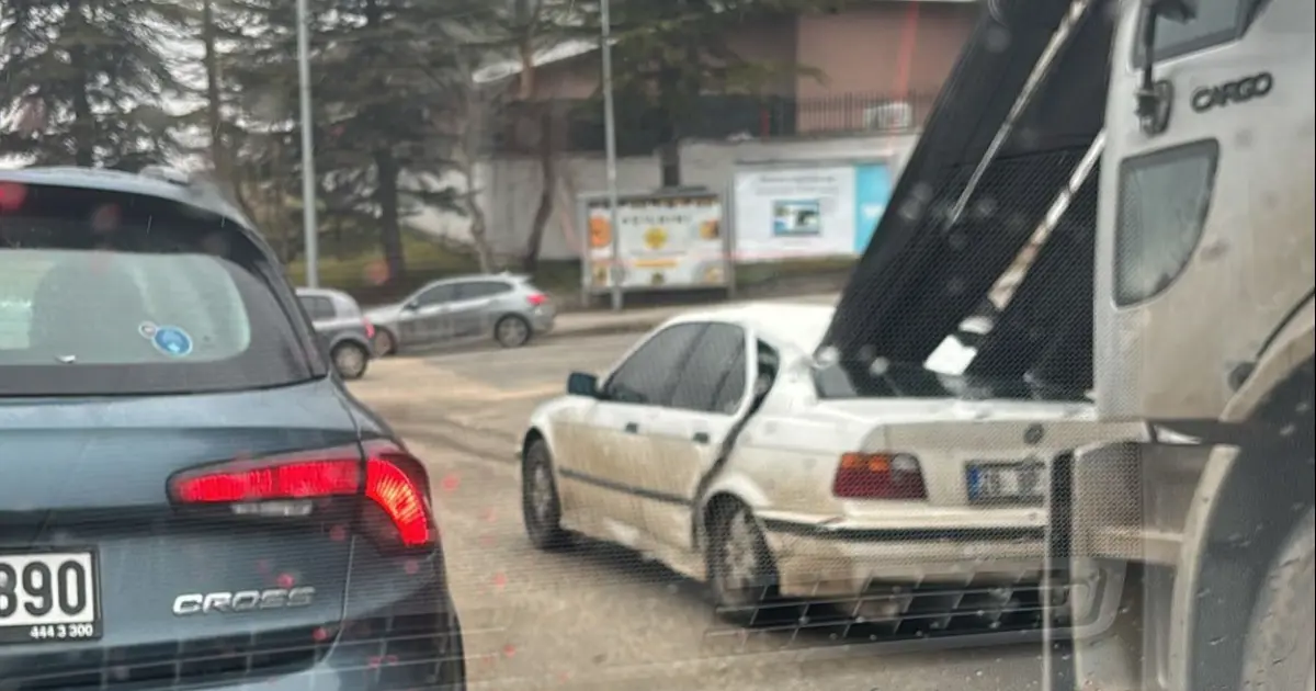 Ucuz atlatıldı. Kamyondaki demirler önündeki araca ok gibi saplandı