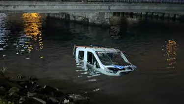 Bakırköy’de İBB'ye ait zabıta aracı denize düştü