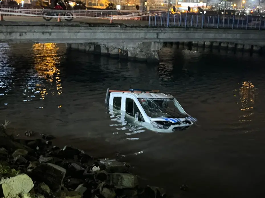 Bakırköy’de İBB'ye ait zabıta aracı denize düştü