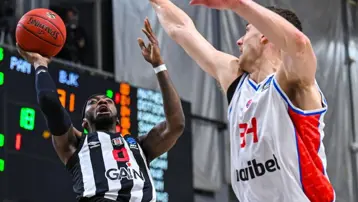 Yunan takımının skandal pankartına Beşiktaş parkede cevap verdi. 40 sayı fark attı