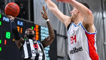 Yunan taraftarlardan Beşiktaş maçında çirkinleşen pankart. Türk polisini hedefleri aldılar