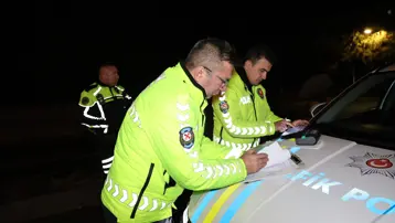 Alkollü sürücü yolda uyudu, uyanınca ilk gördüğü polis oldu