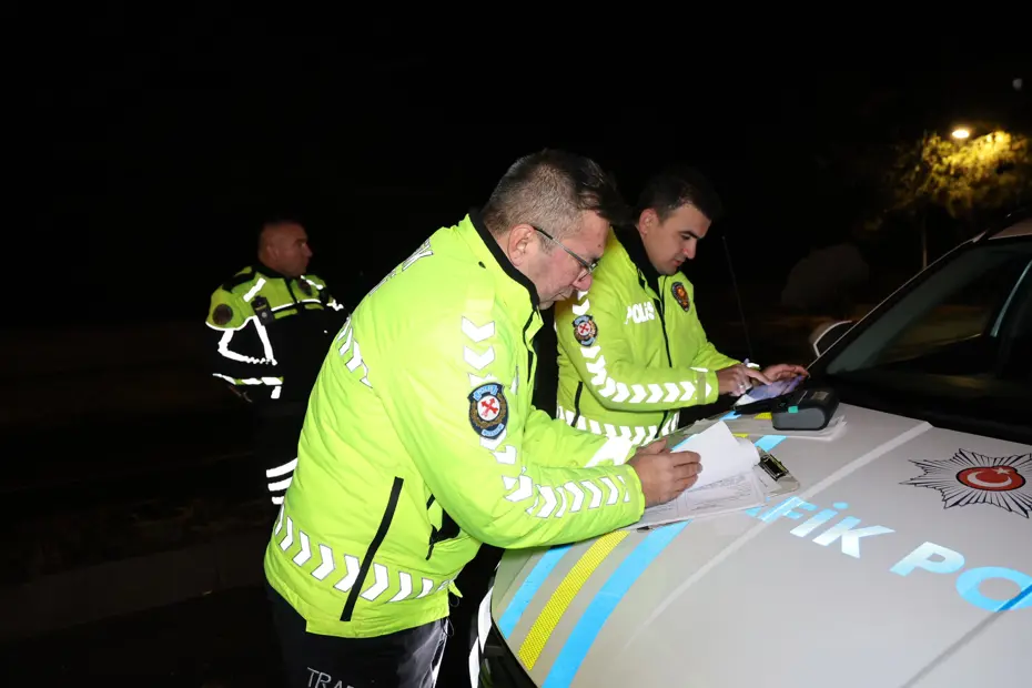 Alkollü sürücü yolda uyudu, uyanınca ilk gördüğü polis oldu