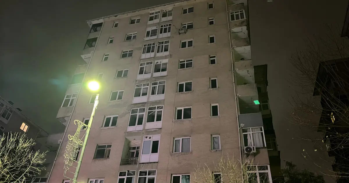 Küçükçekmece'de 10 katlı bina mühürlenip boşaltıldı