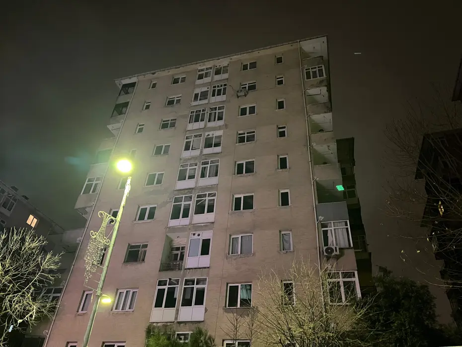 Küçükçekmece'de 10 katlı bina mühürlenip boşaltıldı