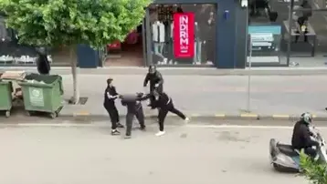 "Telefonumun ekranına baktın" deyip sokak ortasında dövmeye başladı