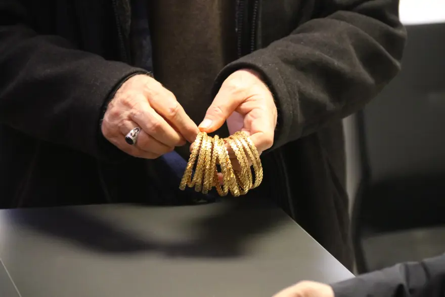 Polis ve savcı yalanıyla 5 milyon TL vurgun yapan dolandırıcılar yakalandı Polis ve savcı yalanıyla 5 milyon TL vurgun yapan dolandırıcılar yakalandı