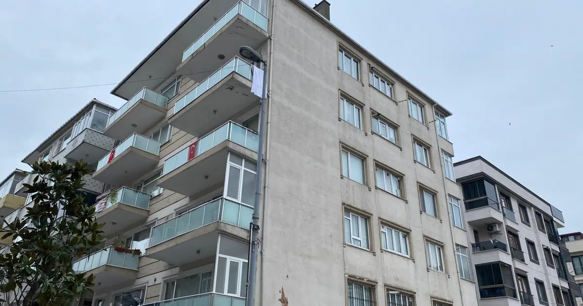 İstanbul'da büyük panik. 5 katlı bina kaydı, hemen boşaltıldı