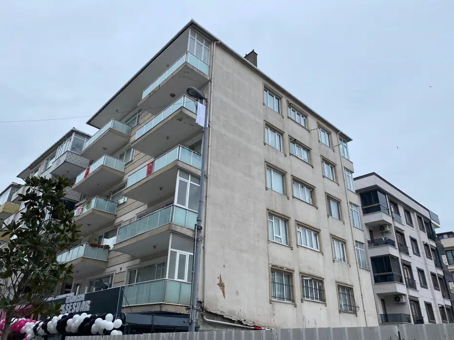 İstanbul'da büyük panik. 5 katlı bina kaydı, hemen boşaltıldı