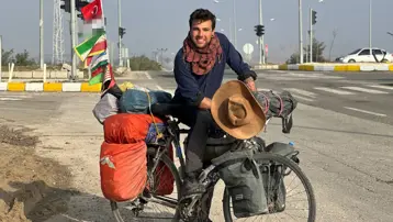 Yeni Zelanda'dan başladı, Şanlıurfa'ya kadar geldi. Günde 120 kilometre yol gidiyor