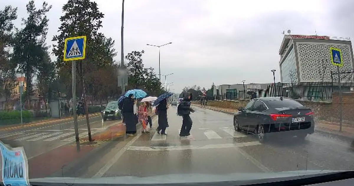 Yayalara yol vermeyen otomobil öğrencileri tehlikeye attı