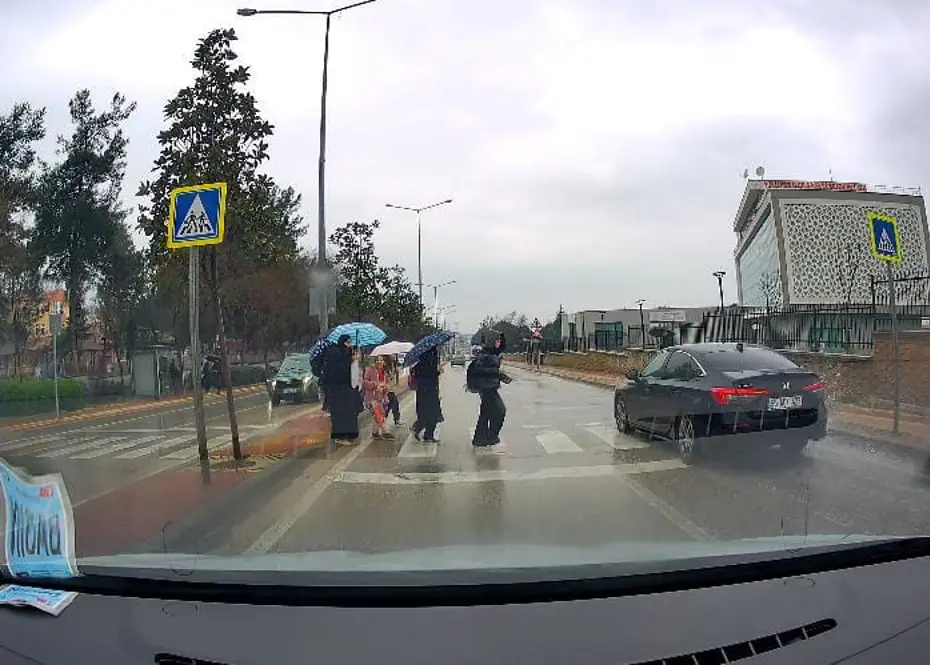 Yayalara yol vermeyen otomobil öğrencileri tehlikeye attı