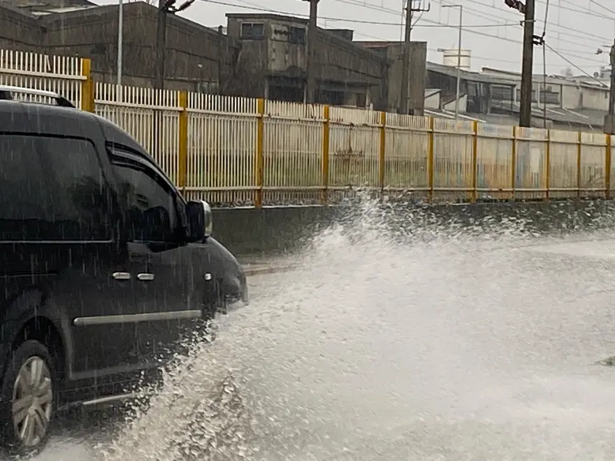 Sarı kodlu uyarının ardından yollar göle döndü, trafik kilitlendi 7