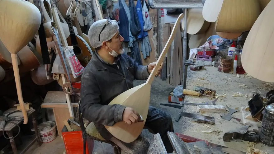 35 yıldır bağlama yapıyor. Bağlamaları Türkiye'den Amerika'ya kadar ulaşıyor 35 yıldır bağlama yapıyor. Bağlamaları Türkiye'den Amerika'ya kadar ulaşıyor