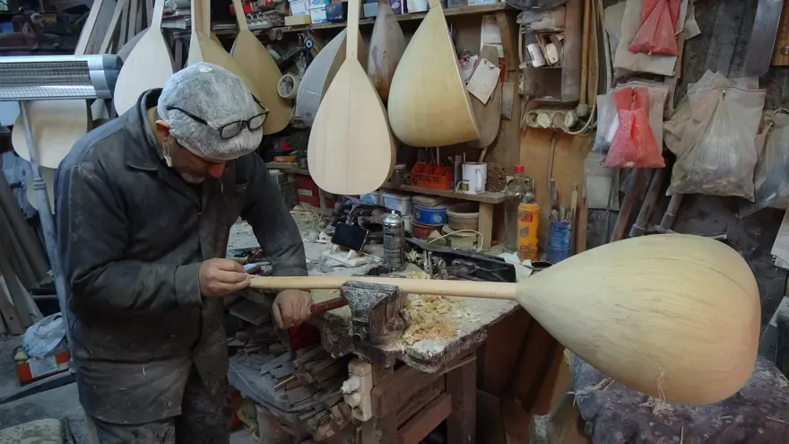 35 yıldır bağlama yapıyor. Bağlamaları Türkiye'den Amerika'ya kadar ulaşıyor 2 35 yıldır bağlama yapıyor. Bağlamaları Türkiye'den Amerika'ya kadar ulaşıyor 2