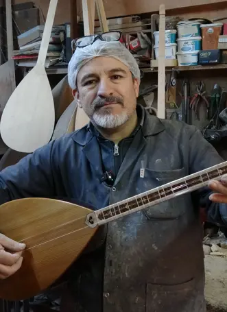 35 yıldır bağlama yapıyor. Bağlamaları Türkiye'den Amerika'ya kadar ulaşıyor