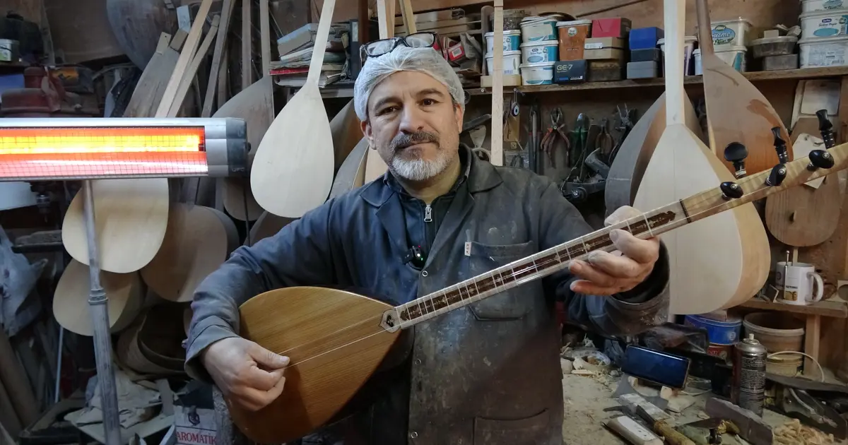 35 yıldır bağlama yapıyor. Bağlamaları Türkiye'den Amerika'ya kadar ulaşıyor