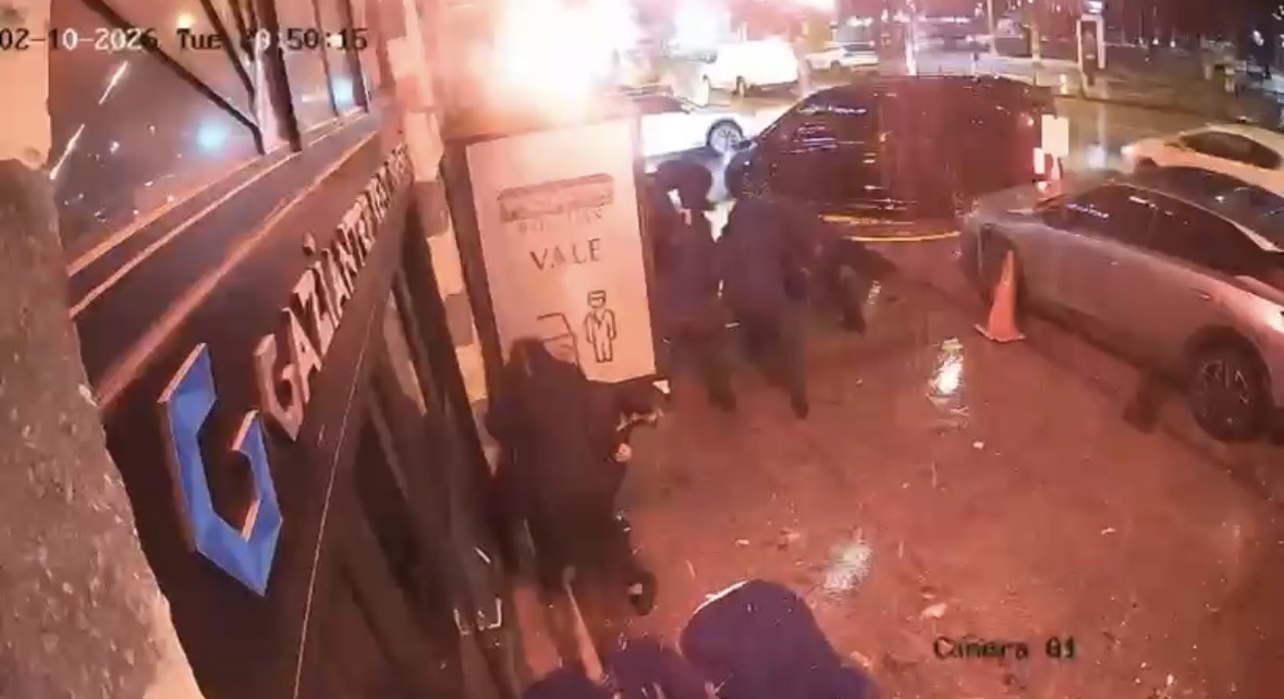 Lüks restorana saldırı anı kameraya yansıdı