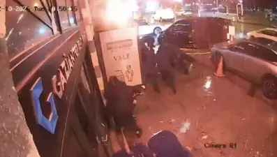 Lüks restorana saldırı anı kameraya yansıdı