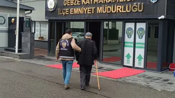 Dolandırıcılıktan aranıyordu. Emniyete bastonuyla götürüldü