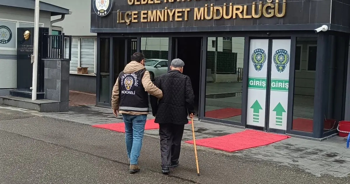Dolandırıcılıktan aranıyordu. Emniyete bastonuyla götürüldü