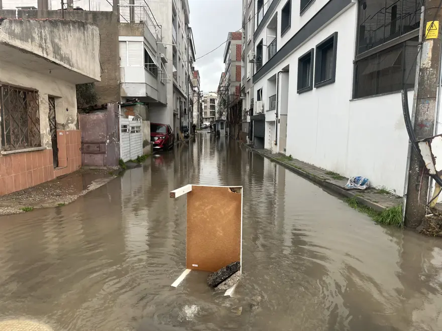 Sarı kodlu uyarının ardından yollar göle döndü, trafik kilitlendi 6